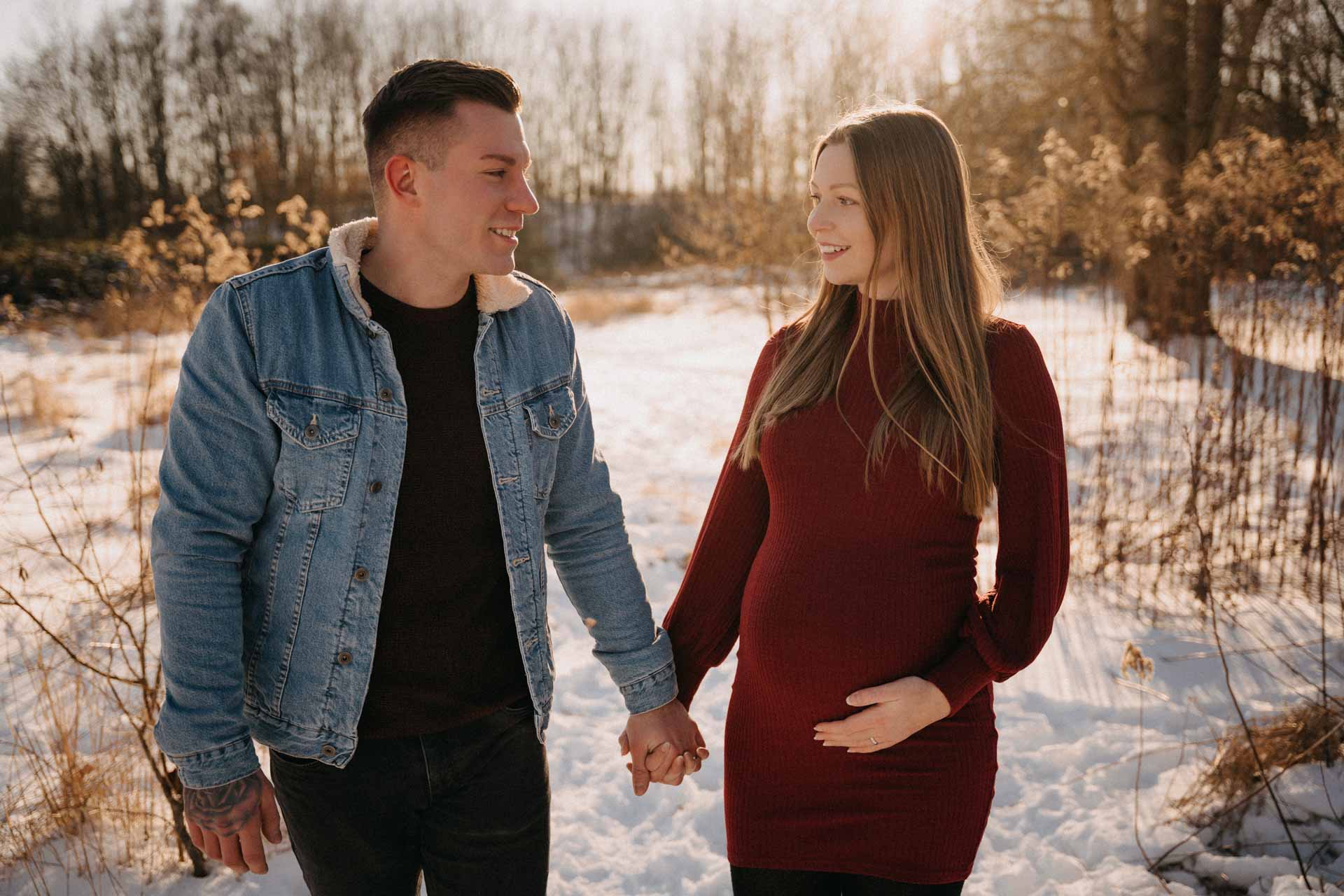 babybauchshooting-schnee-winter-winter-schwangerschaft-2
