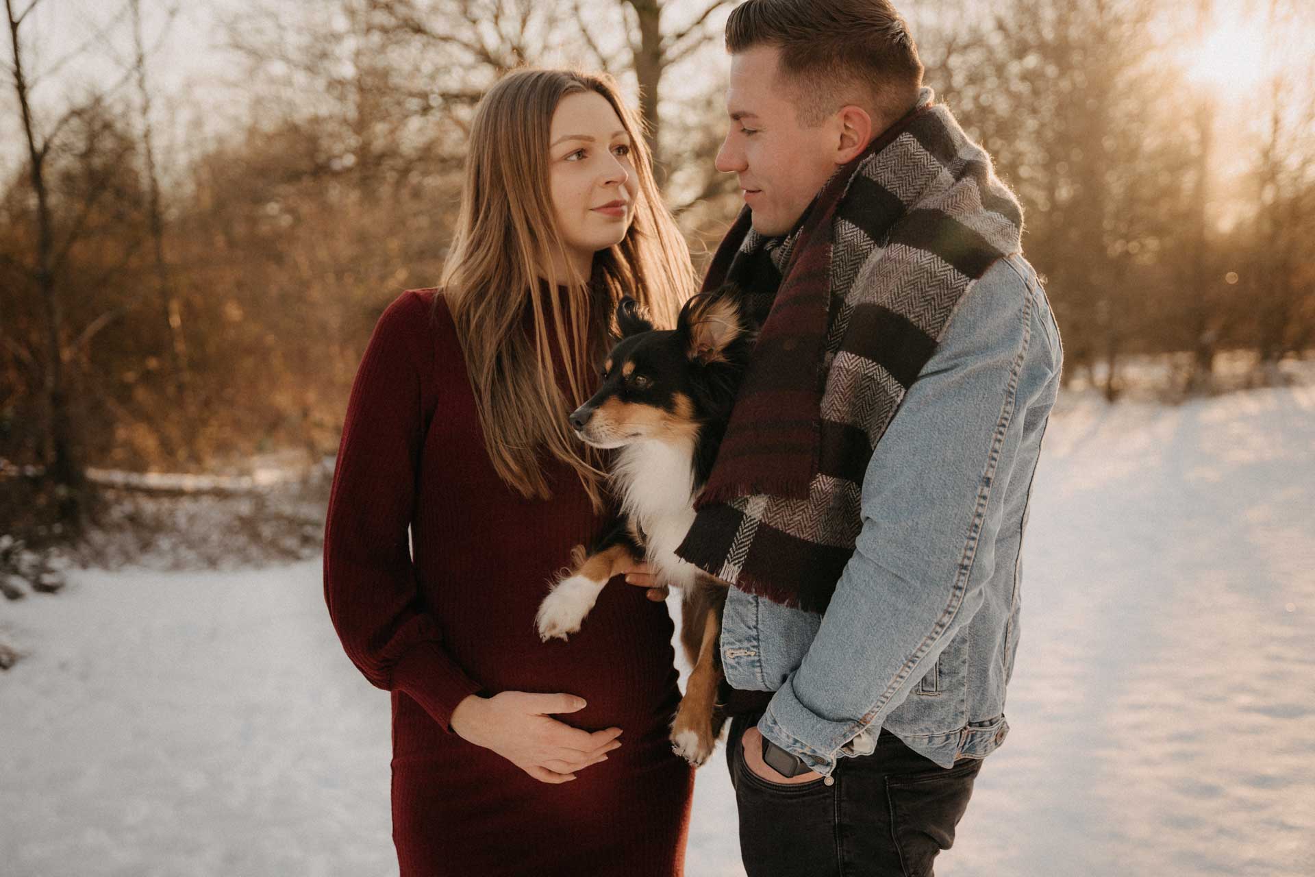 babybauchshooting-schnee-winter-winter-schwangerschaft-8